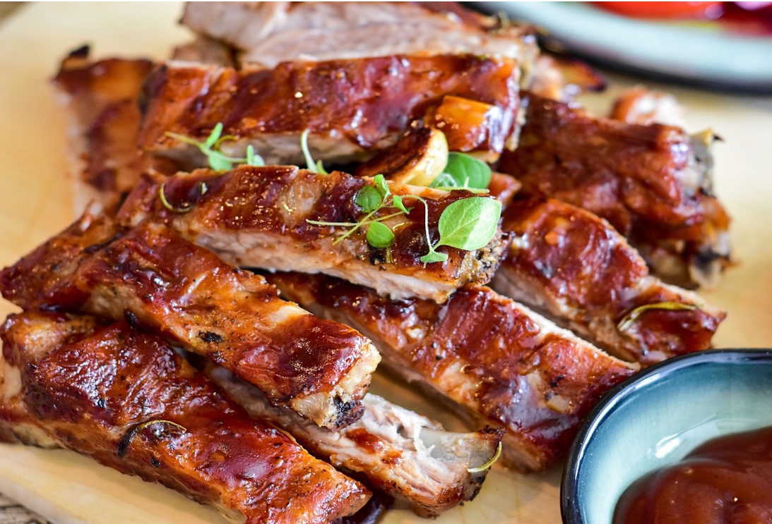 Nicht nur schön anzusehen, sondern auch sehr lecker: geschmackvoll angerichtete Spare-Ribs